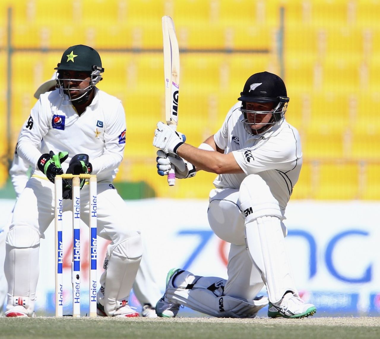 Corey Anderson sweeps, Pakistan v New Zealand, 1st Test, Abu Dhabi, 3rd day, November 11, 2014