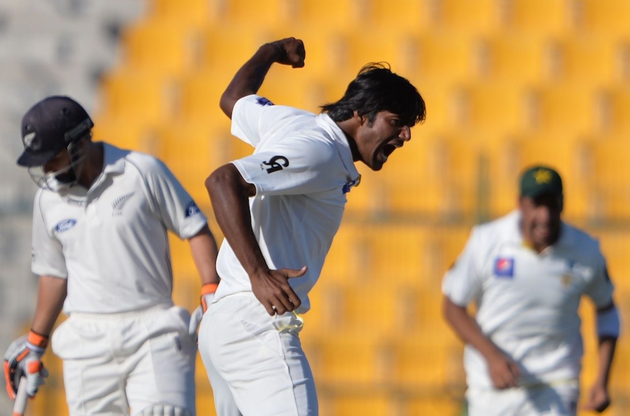 Rahat Ali is pumped after dismissing Tom Latham, Pakistan v New Zealand, 1st Test, Abu Dhabi, 3rd day, November 11, 2014