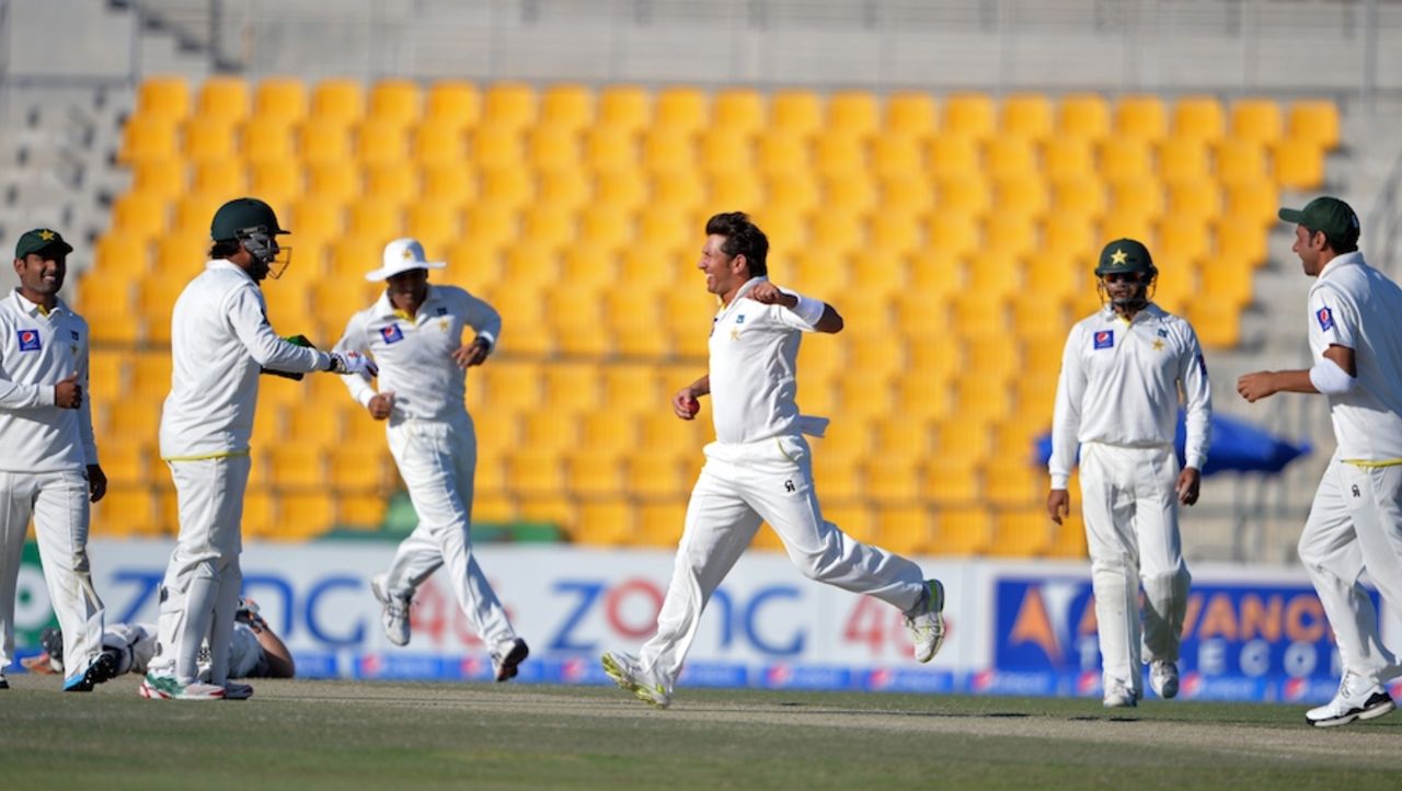 The Pakistan players celebrate the run out of Mark Craig, Pakistan v New Zealand, 1st Test, Abu Dhabi, 3rd day, November 11, 2014