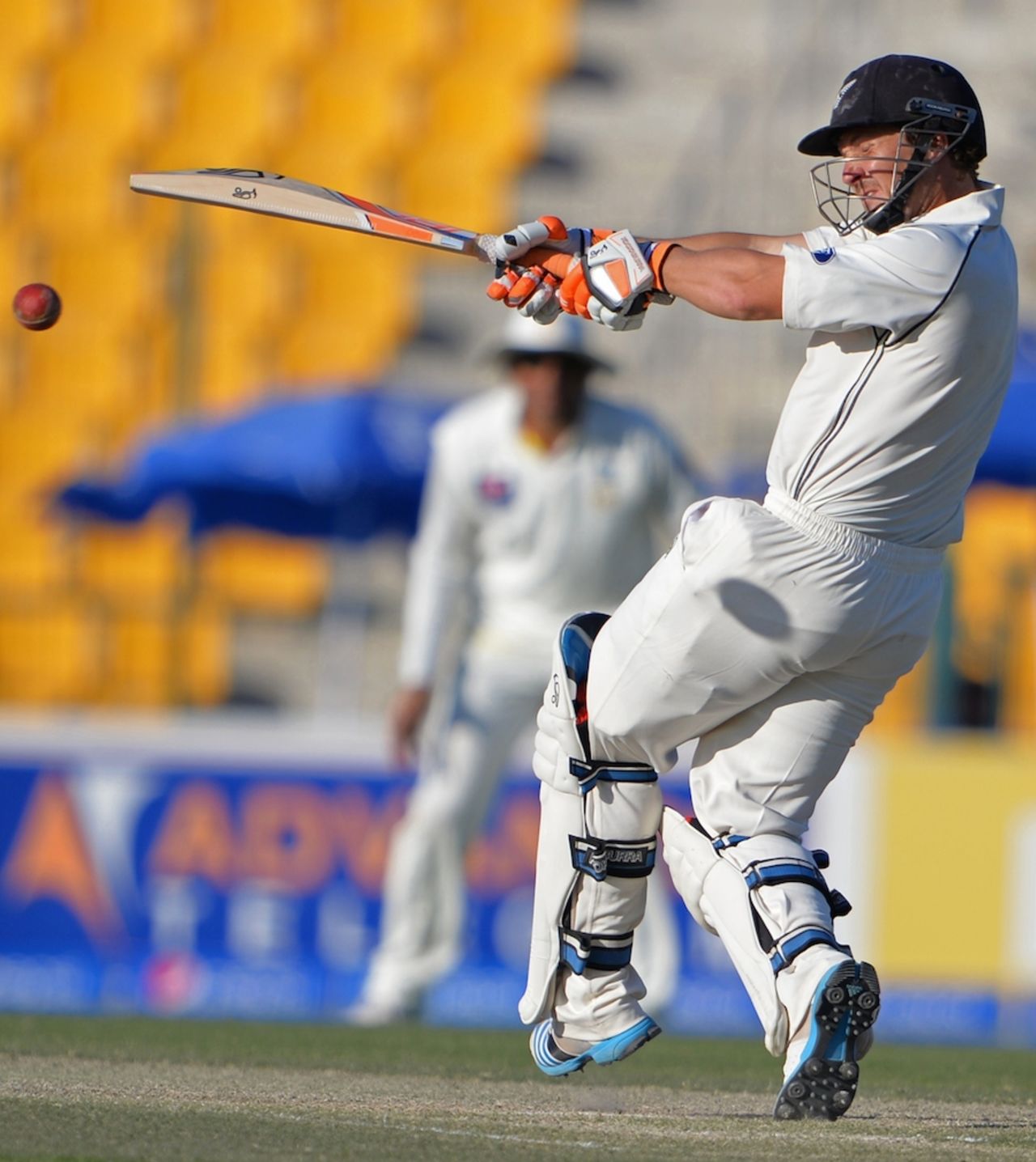 BJ Watling pulls off the back foot, Pakistan v New Zealand, 1st Test, Abu Dhabi, 3rd day, November 11, 2014