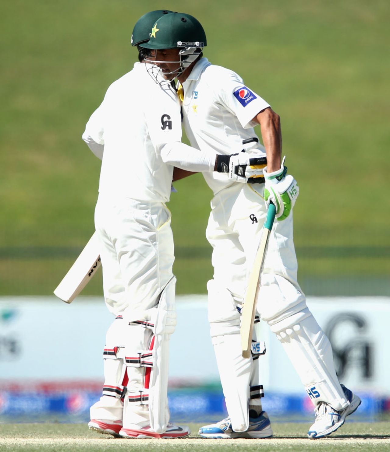 Younis Khan and Mohammad Hafeez stretched Pakistan's lead past 400 before lunch, Pakistan v New Zealand, 1st Test, Abu Dhabi, 4th day, November 12, 2014