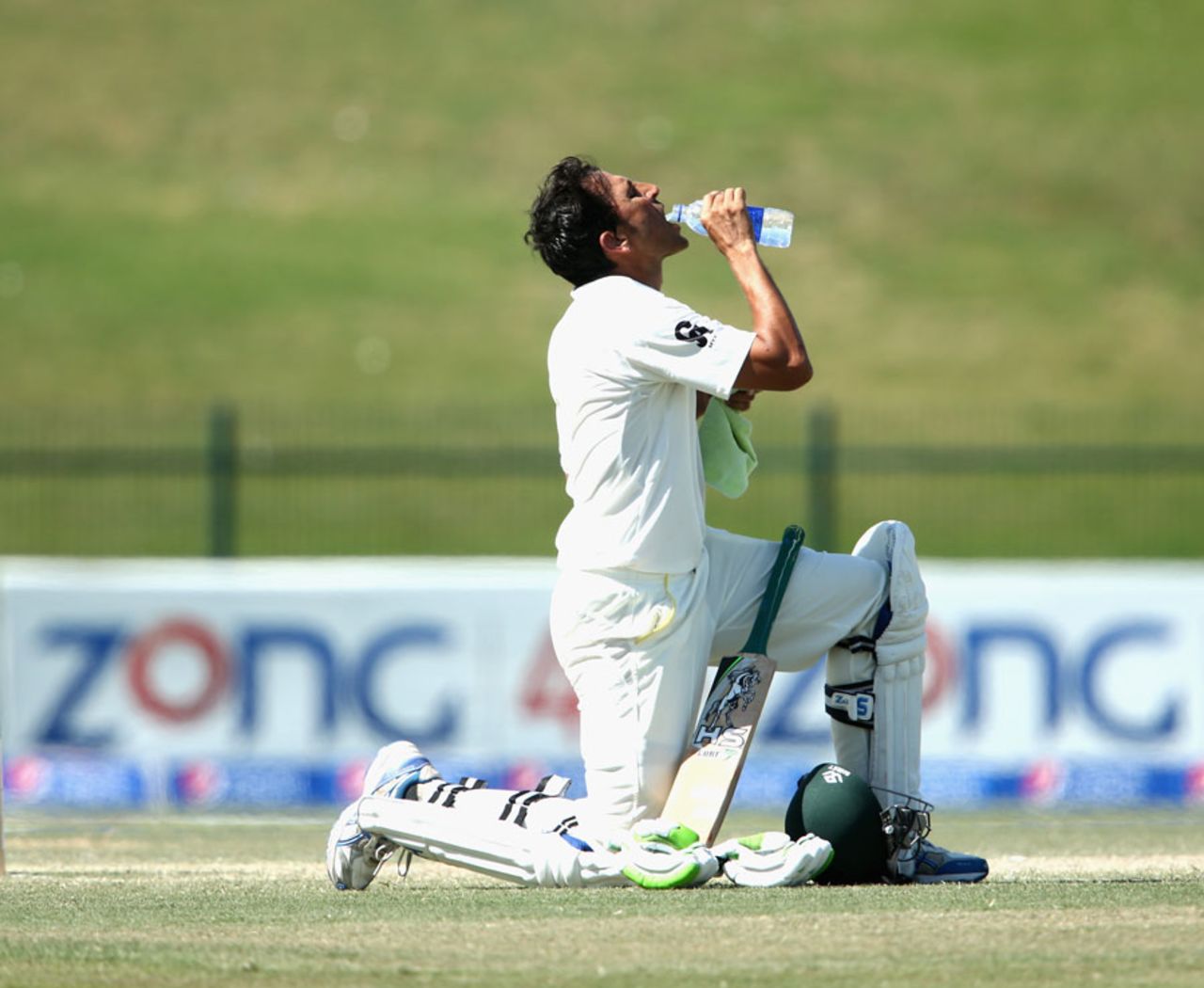 Younis Khan cools himself down, Pakistan v New Zealand, 1st Test, Abu Dhabi, 4th day, November 12, 2014