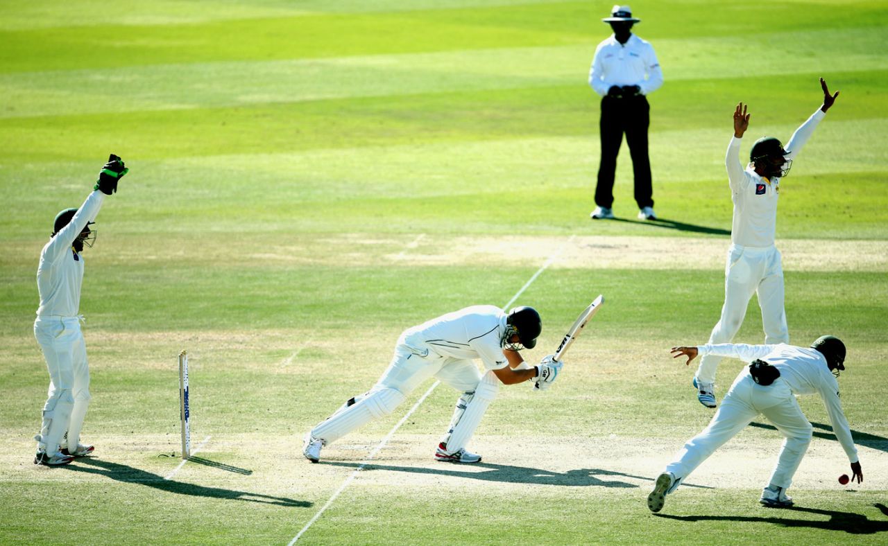 Ross Taylor is trapped lbw, Pakistan v New Zealand, 1st Test, Abu Dhabi, 4th day, November 12, 2014