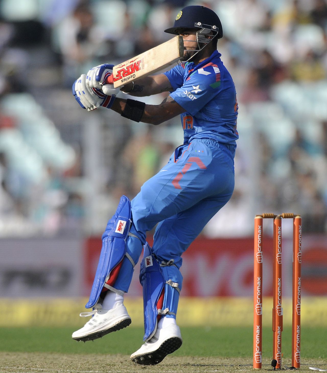 Virat Kohli swivels to pull one to the leg side, India v Sri Lanka, 4th ODI, Kolkata, November 13, 2014