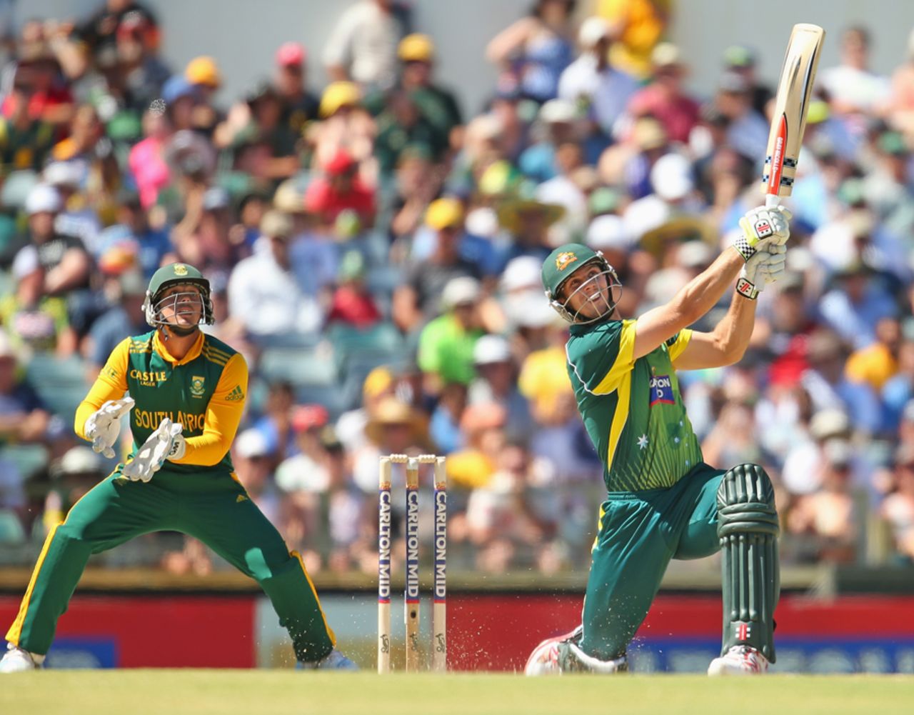 Mitchell Marsh lifts one down the ground for six, Australia v South Africa, 2nd ODI, Perth, November 16, 2014