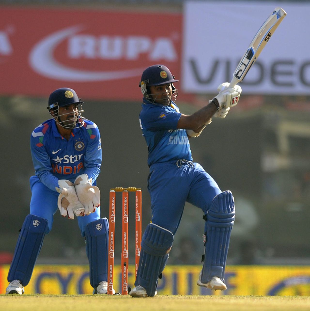 Mahela Jayawardene pulls during his 32, India v Sri Lanka, 5th ODI, Ranchi, November 16, 2014