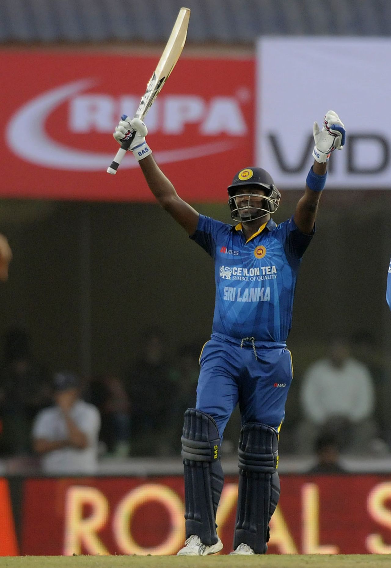 Angelo Mathews raises his maiden ODI century, India v Sri Lanka, 5th ODI, Ranchi, November 16, 2014