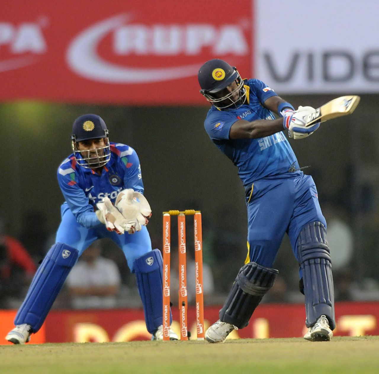 Angelo Mathews goes on the attack, India v Sri Lanka, 5th ODI, Ranchi, November 16, 2014