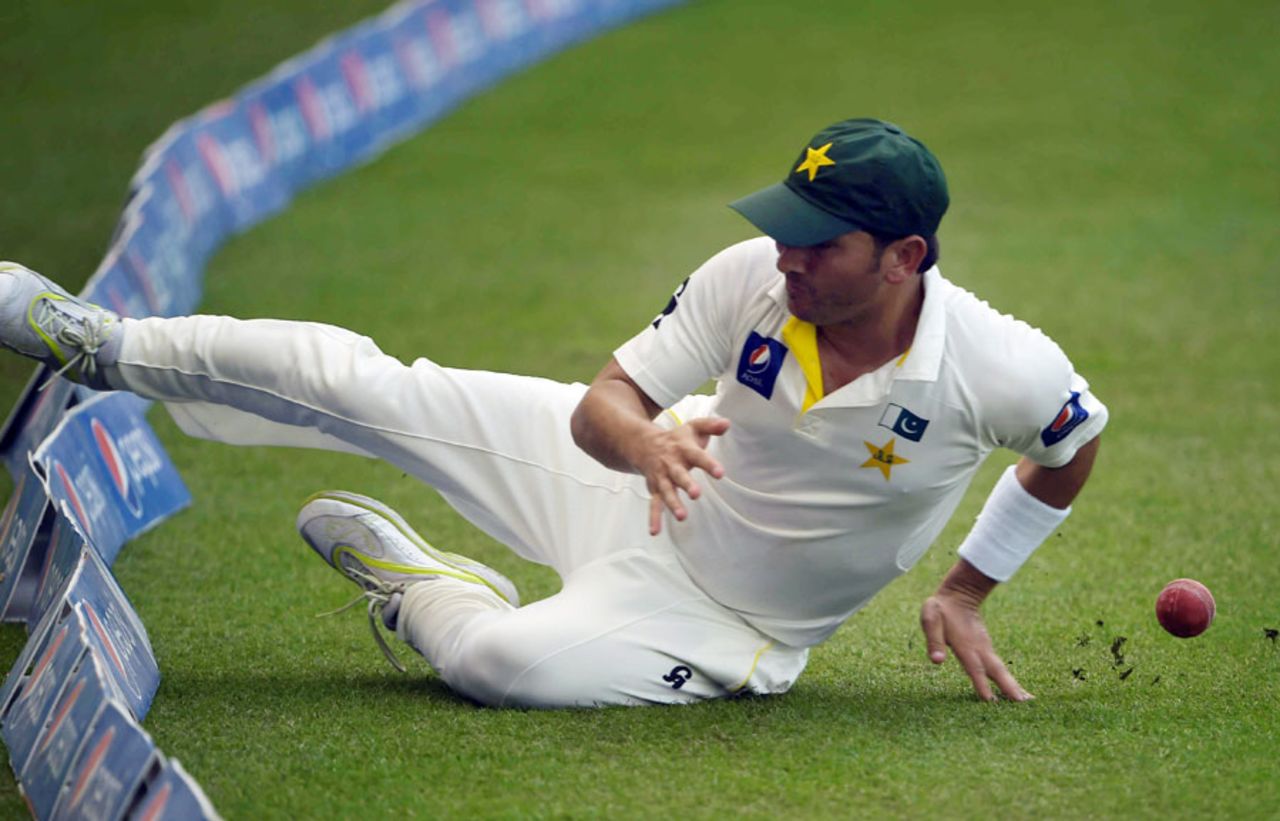 Yasir Shah slides in an attempt to stop a boundary, Pakistan v New Zealand, 2nd Test, Dubai, 1st day, November 17, 2014