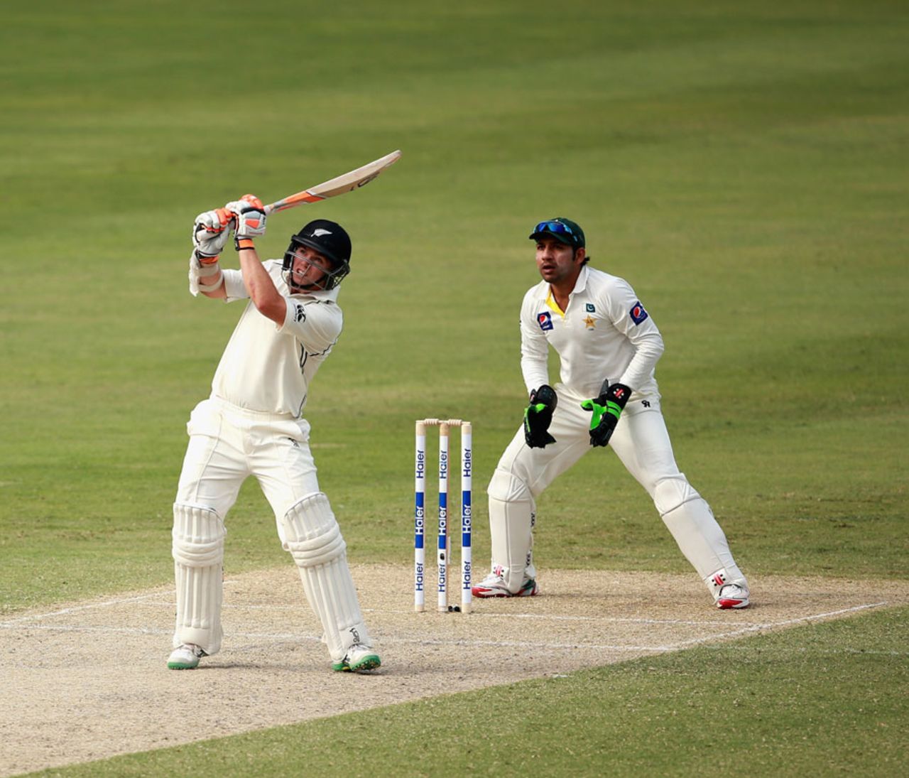 Tom Latham goes on the attack, Pakistan v New Zealand, 2nd Test, Dubai, 1st day, November 17, 2014