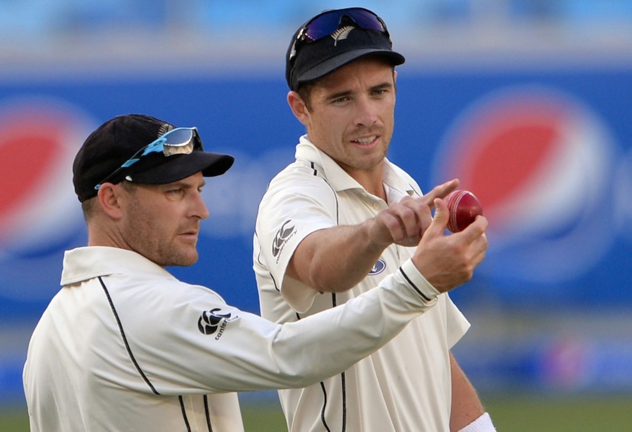 Brendon McCullum and Tim Southee check the condition of the ball, Pakistan v New Zealand, 2nd Test, Dubai, 2nd day, November 18, 2014