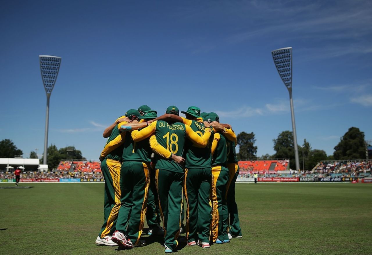The South Africans huddle at the Manuka Oval, Australia v South Africa, 3rd ODI, Canberra, November 19, 2014