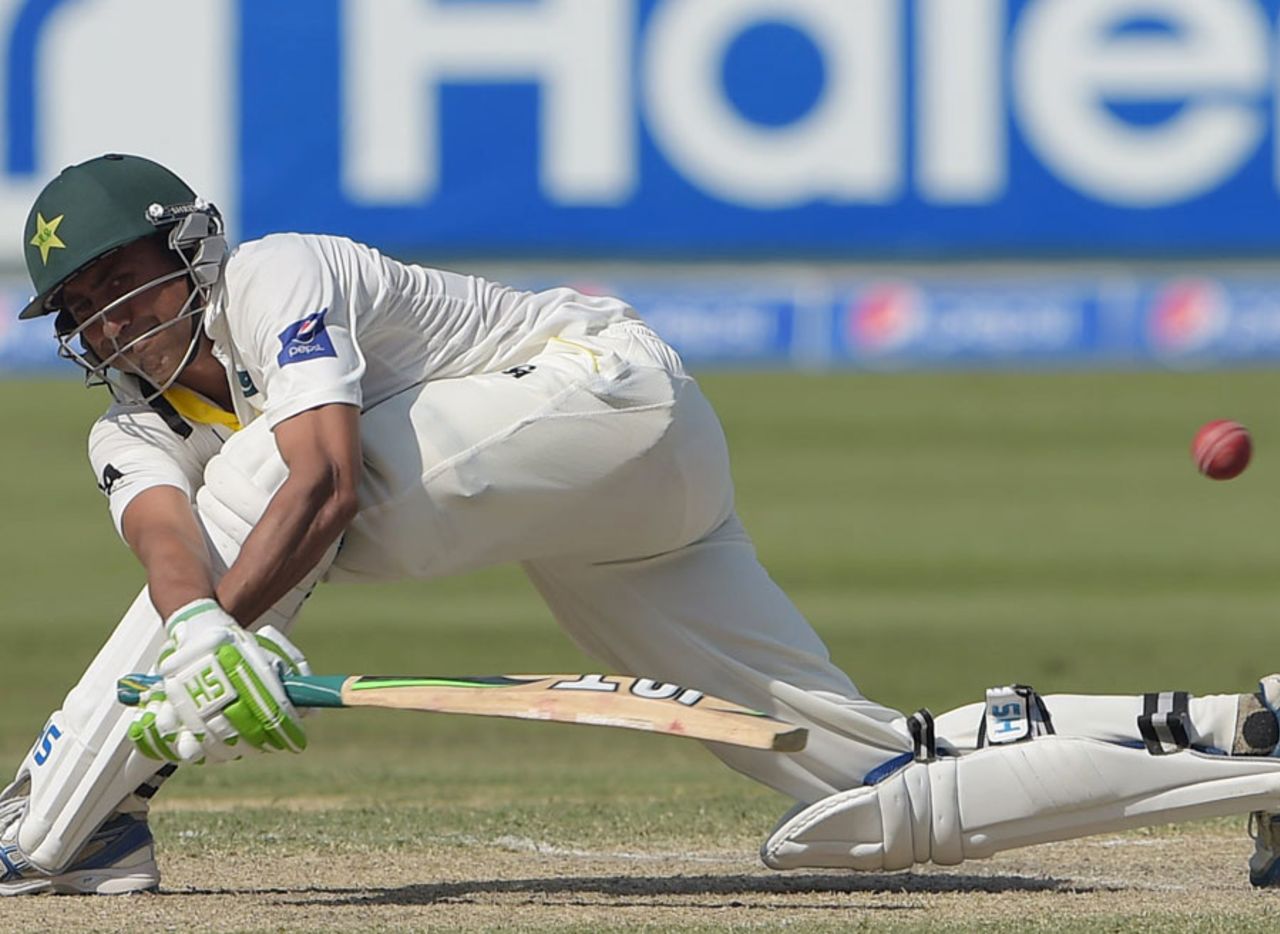 Younis Khan sweeps, Pakistan v New Zealand, 2nd Test, Dubai, 3rd day, November 19, 2014