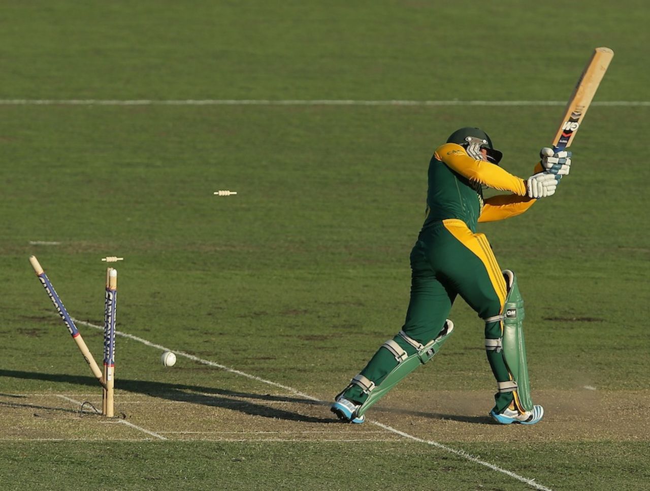 Quinton de Kock is bowled off a free-hit, Australia v South Africa, 3rd ODI, Canberra, November 19, 2014