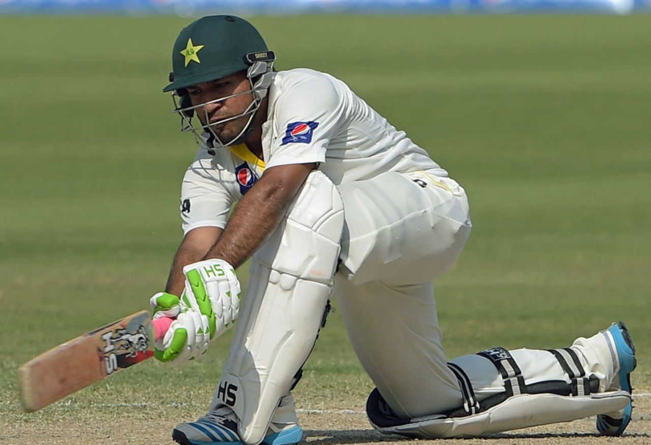 Sarfraz Ahmed lines up to play a sweep shot, Pakistan v New Zealand, 2nd Test, Dubai, 4th day, November 20, 2014