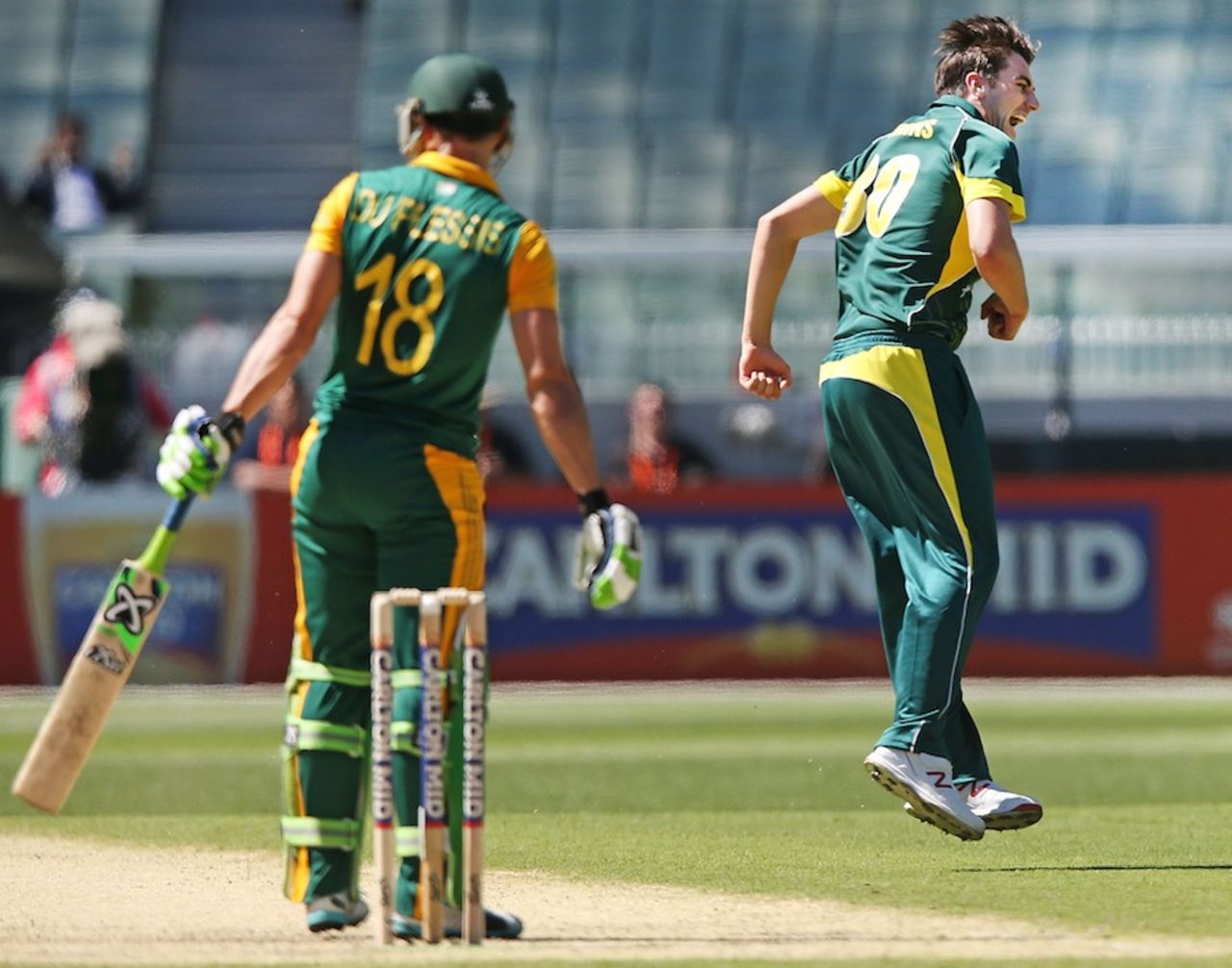 Pat Cummins dismissed Faf du Plessis, Australia v South Africa, 4th ODI, Melbourne, November 21, 2014