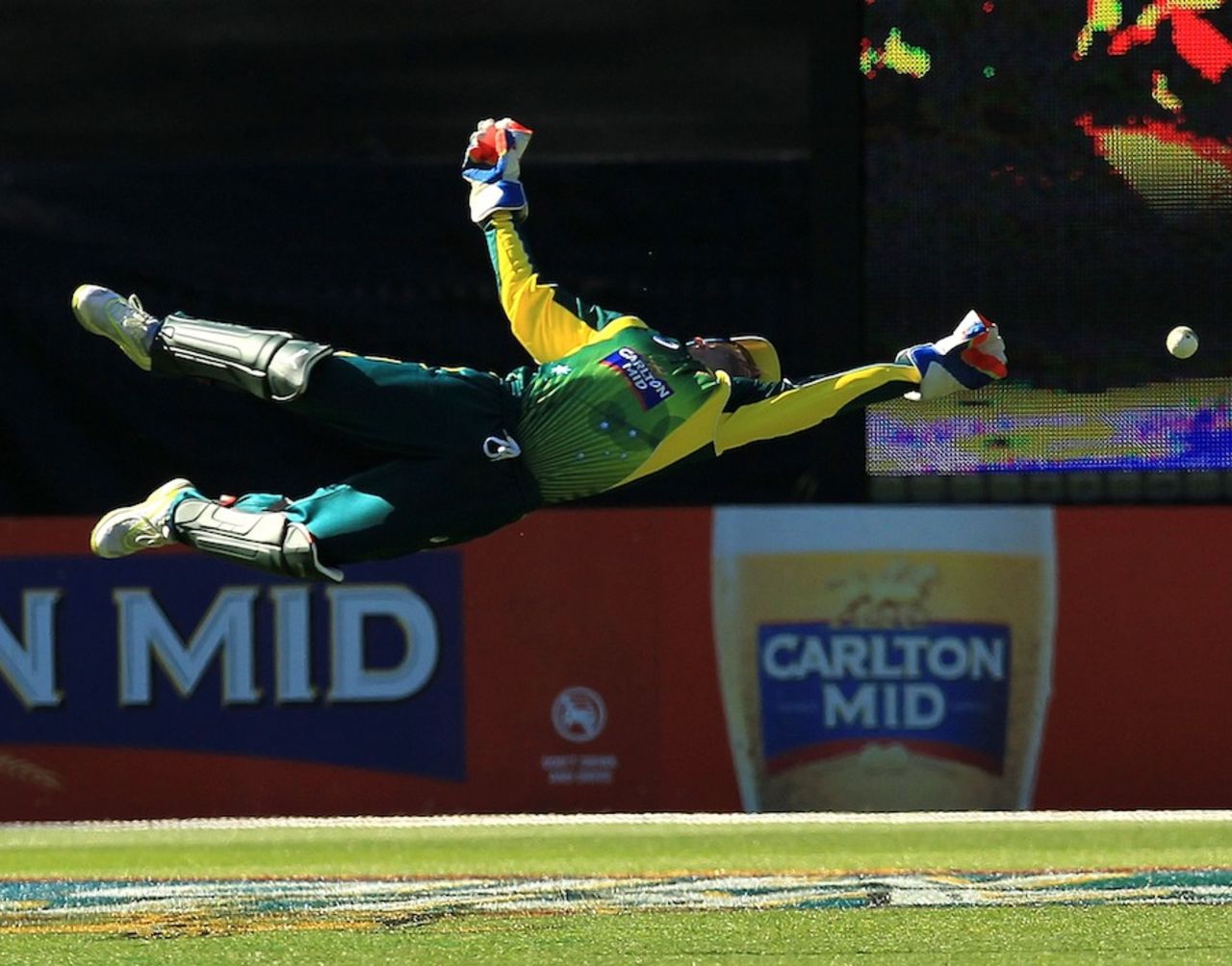 Matthew Wade attempts a spectacular catch, Australia v South Africa, 4th ODI, Melbourne, November 21, 2014