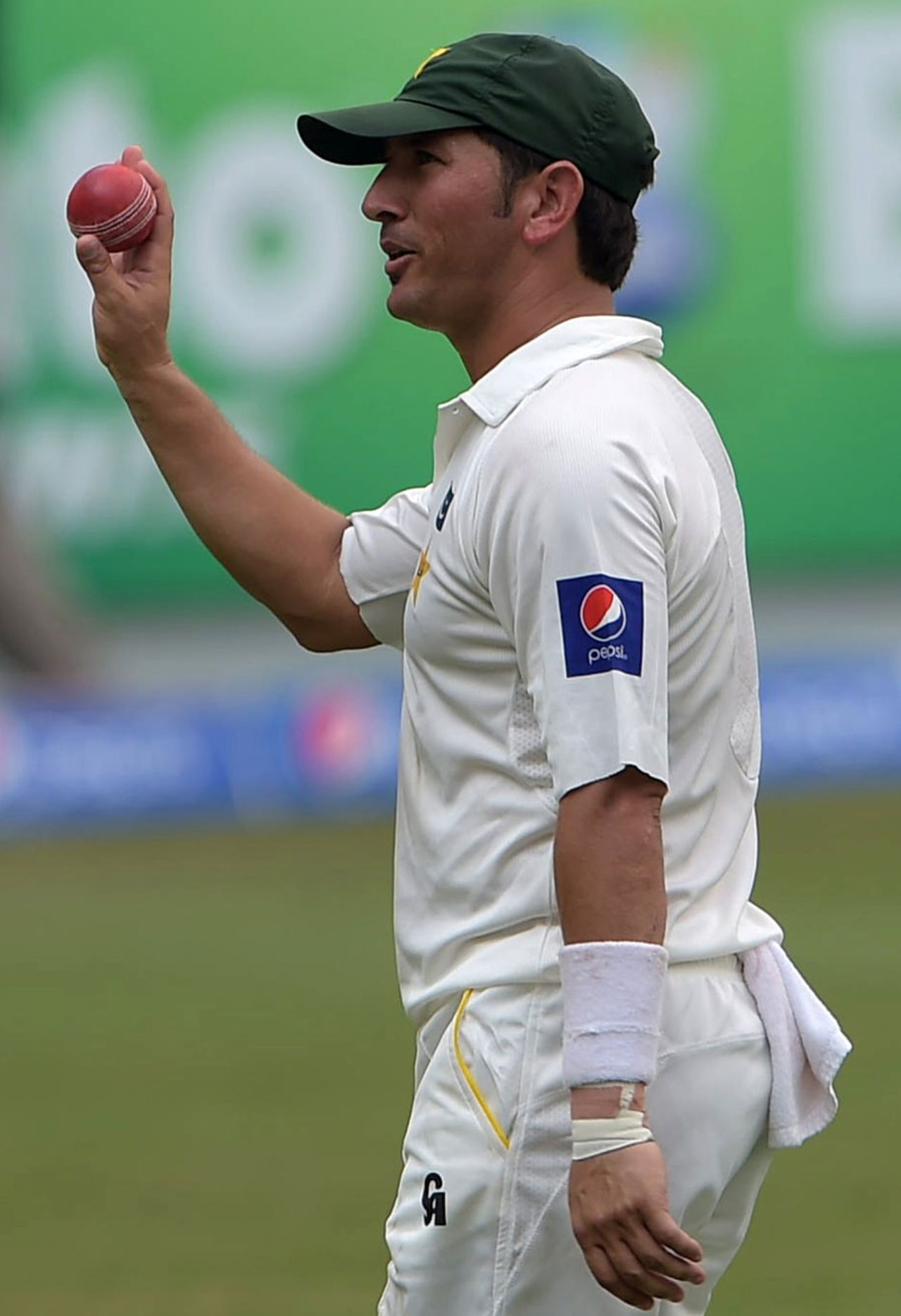 Yasir Shah walks back after claiming his maiden Test five-for, Pakistan v New Zealand, 2nd Test, Dubai, 5th day, November 21, 2014