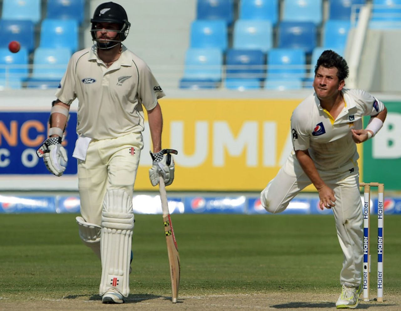 Yasir Shah bowls, Pakistan v New Zealand, 2nd Test, Dubai, 5th day, November 21, 2014