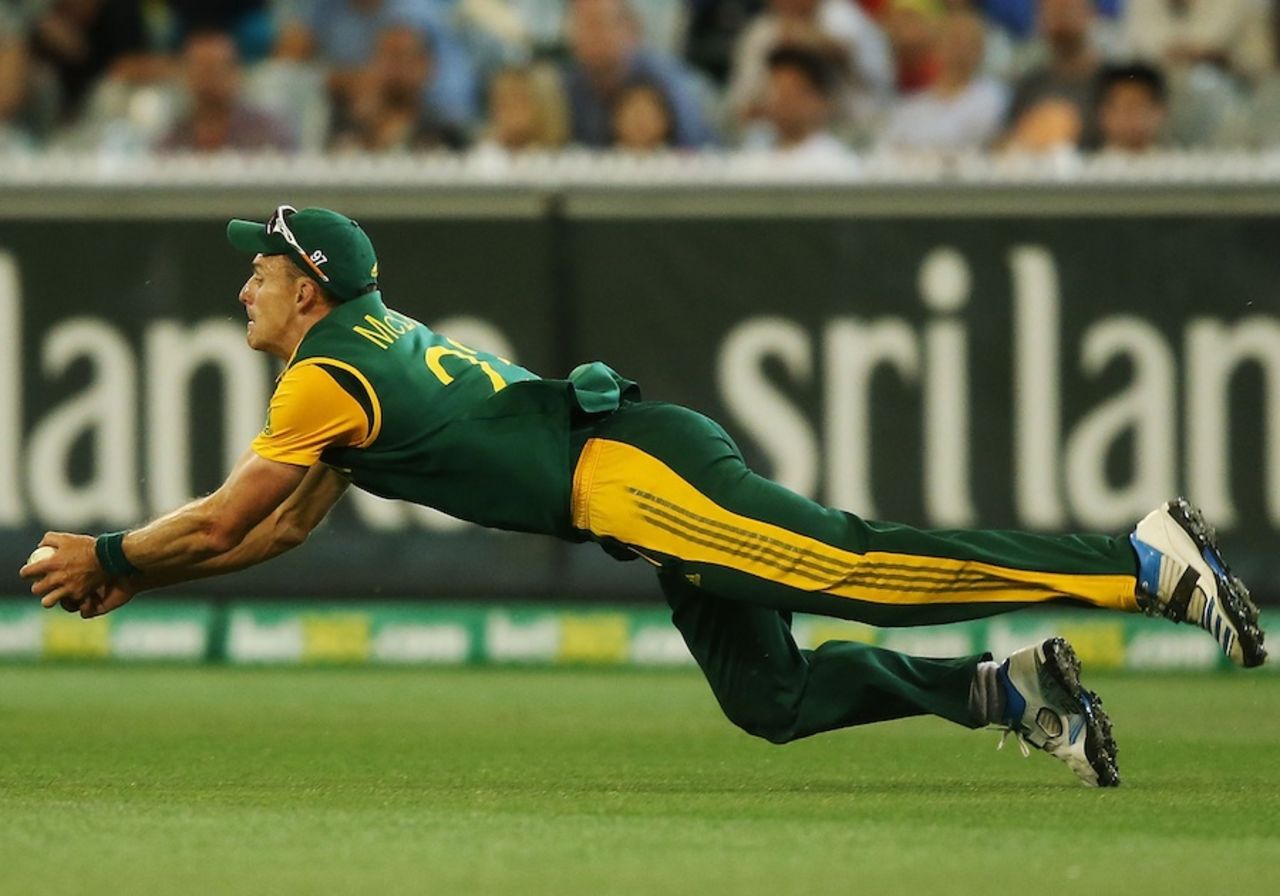 Ryan McLaren dives to catch Matthew Wade, Australia v South Africa, 4th ODI, Melbourne, November 21, 2014
