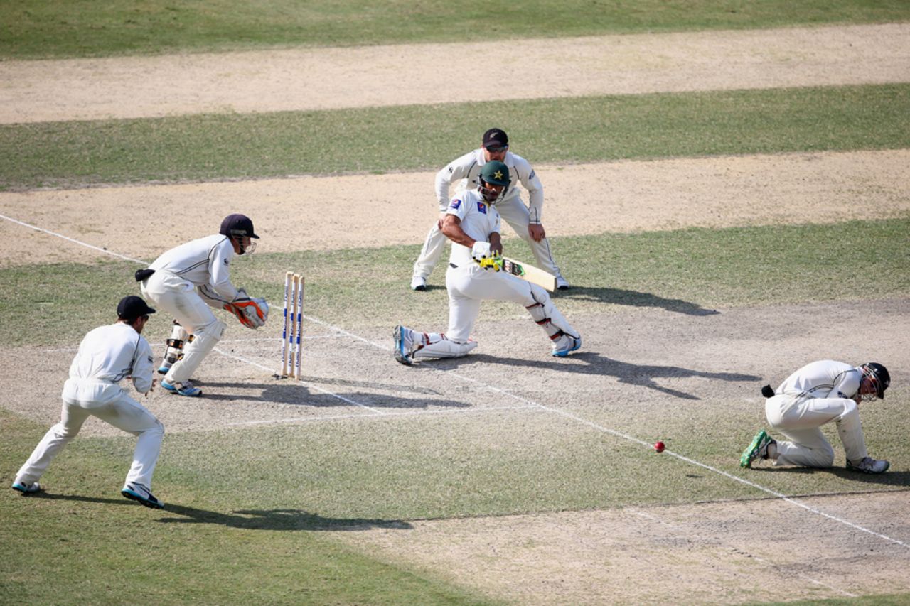 Shan Masood sweeps on his way to 40, Pakistan v New Zealand, 2nd Test, Dubai, 5th day, November 21, 2014