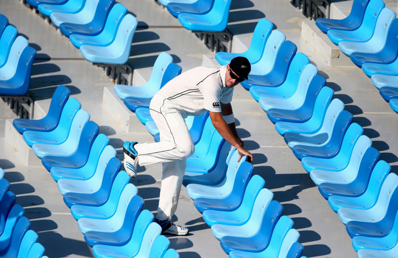 Tim Southee looks for the ball after a six put it in the stands, Pakistan v New Zealand, 2nd Test, Dubai, 5th day, November 21, 2014