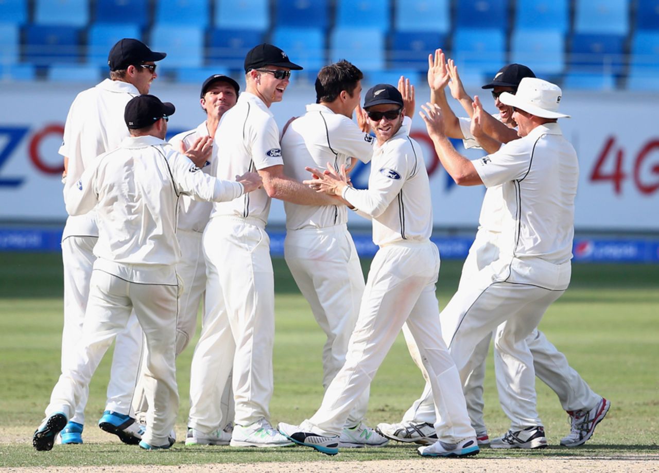 New Zealand get together after Trent Boult had Misbah-ul-Haq out for a duck, Pakistan v New Zealand, 2nd Test, Dubai, 5th day, November 21, 2014