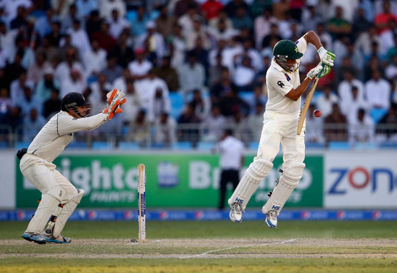 Younis Khan gets right behind the ball, Pakistan v New Zealand, 2nd Test, Dubai, 5th day, November 21, 2014
