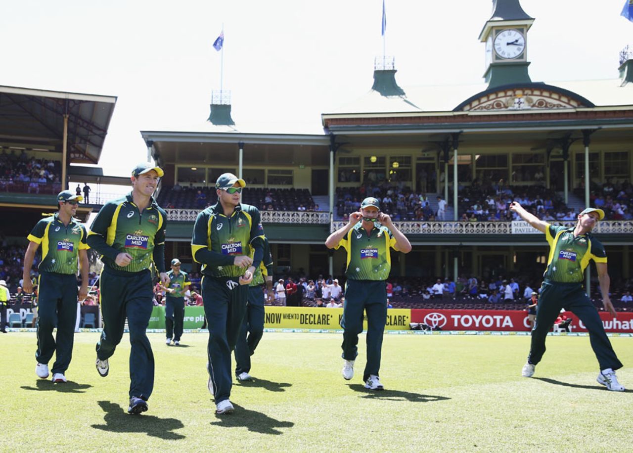The Australian players take to the field, Australia v South Africa, 5th ODI, Sydney, November 23, 2014