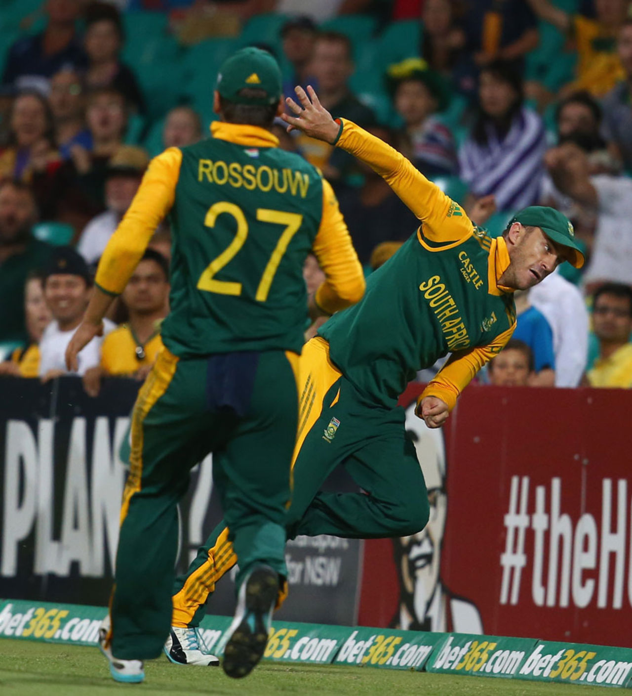 Faf du Plessis lobs the ball back towards Rilee Rossouw to orchestrate a smart catch, Australia v South Africa, 5th ODI, Sydney, November 23, 2014