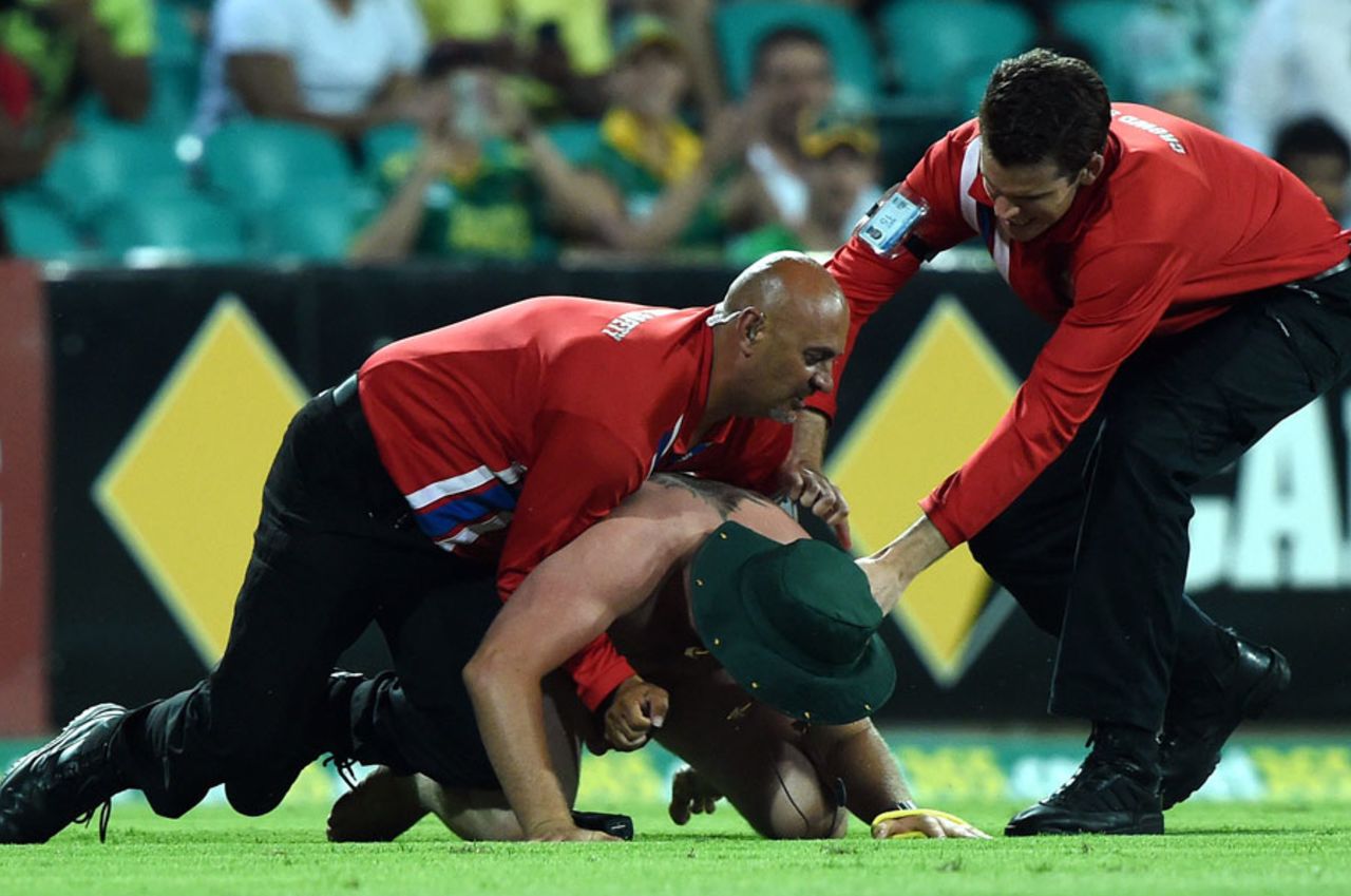 Security personnel tackle a streaker, Australia v South Africa, 5th ODI, Sydney, November 23, 2014