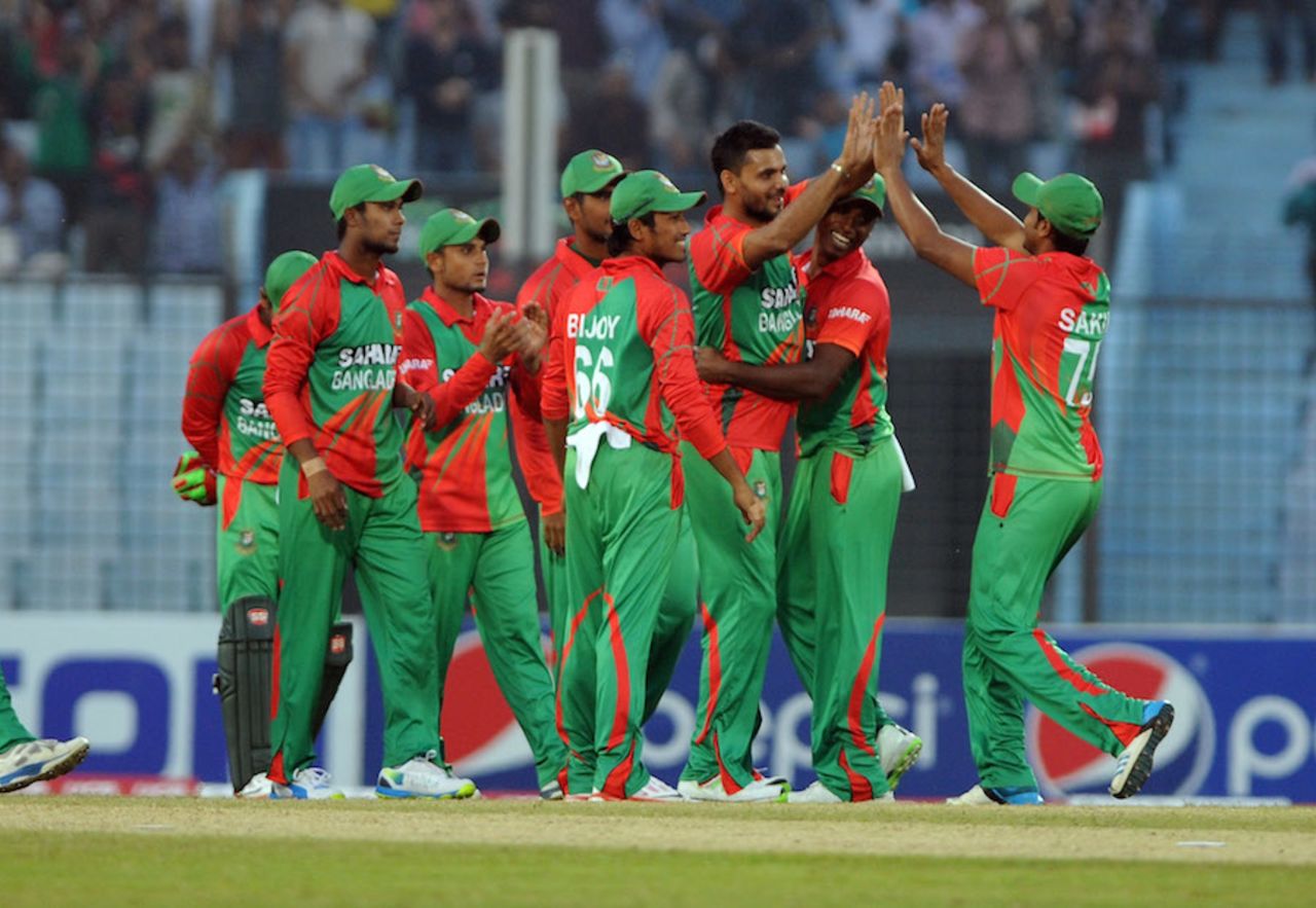 Mashrafe Mortaza broke the opening stand, Bangladesh v Zimbabwe, 2nd ODI, Chittagong, November 23, 2014