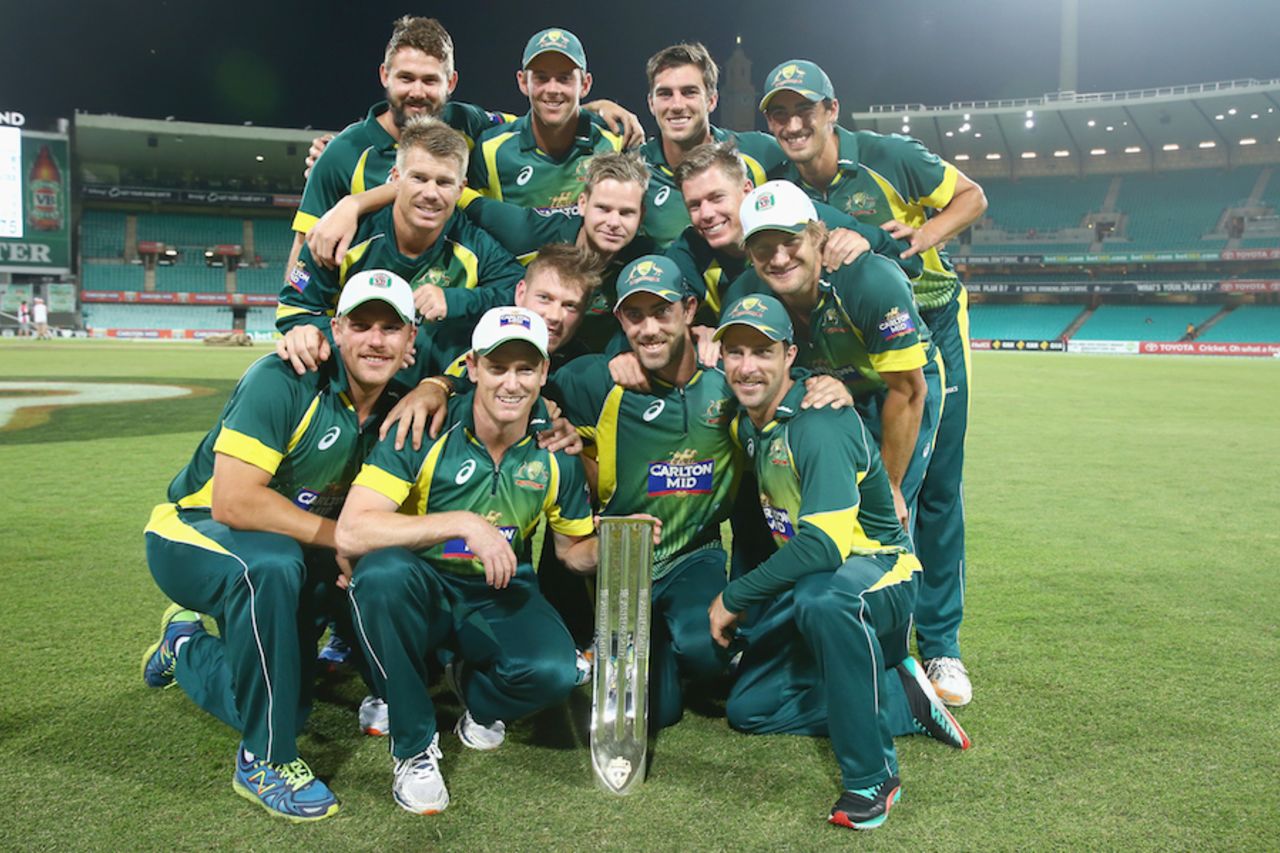 The Australian team poses after the 4-1 series win, Australia v South Africa, 5th ODI, Sydney, November 23, 2014