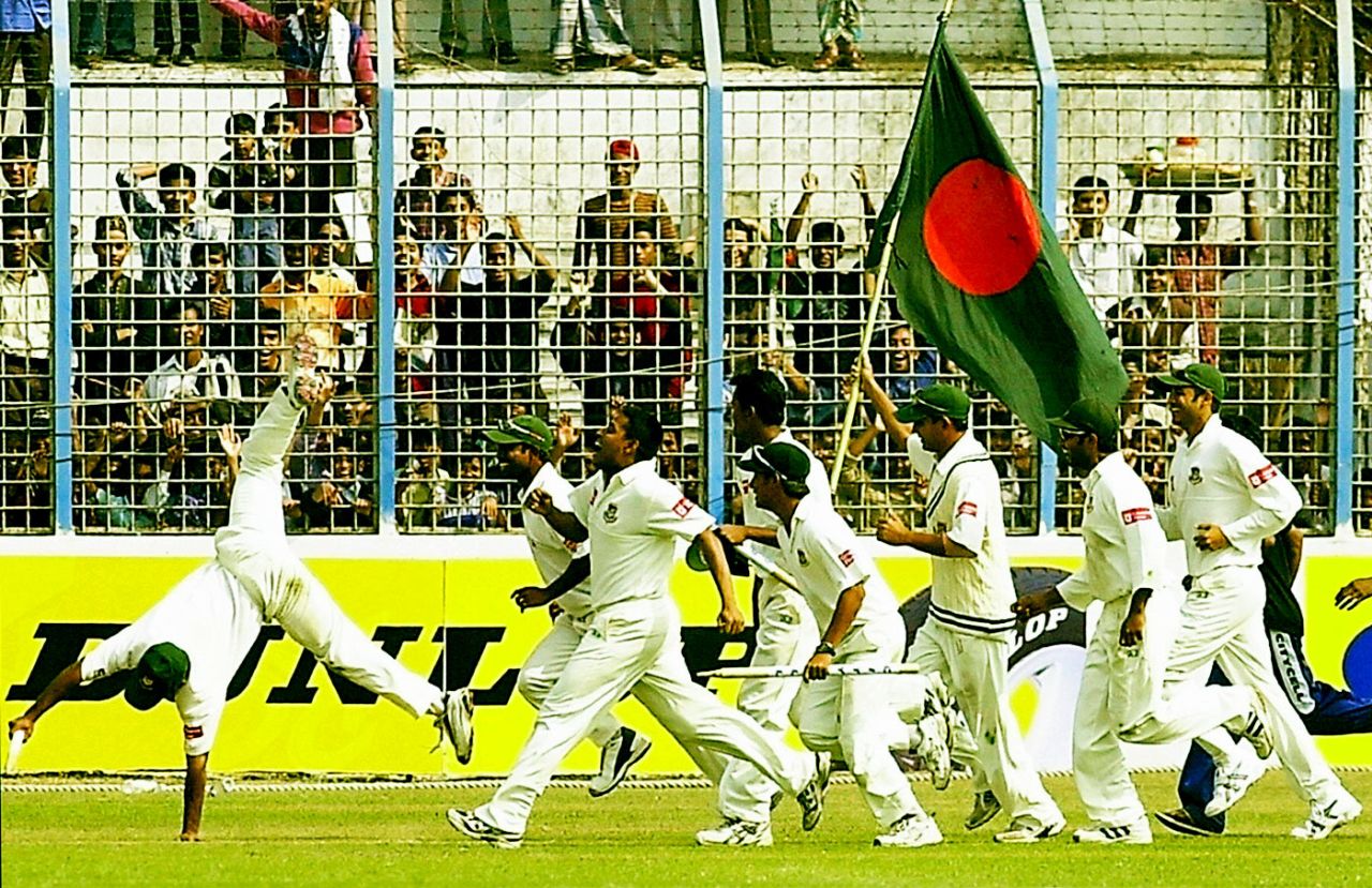 Bangladesh celebrate their first Test win, Bangladesh v Zimbabwe, 1st Test, Chittagong, 5th day, January 10, 2005