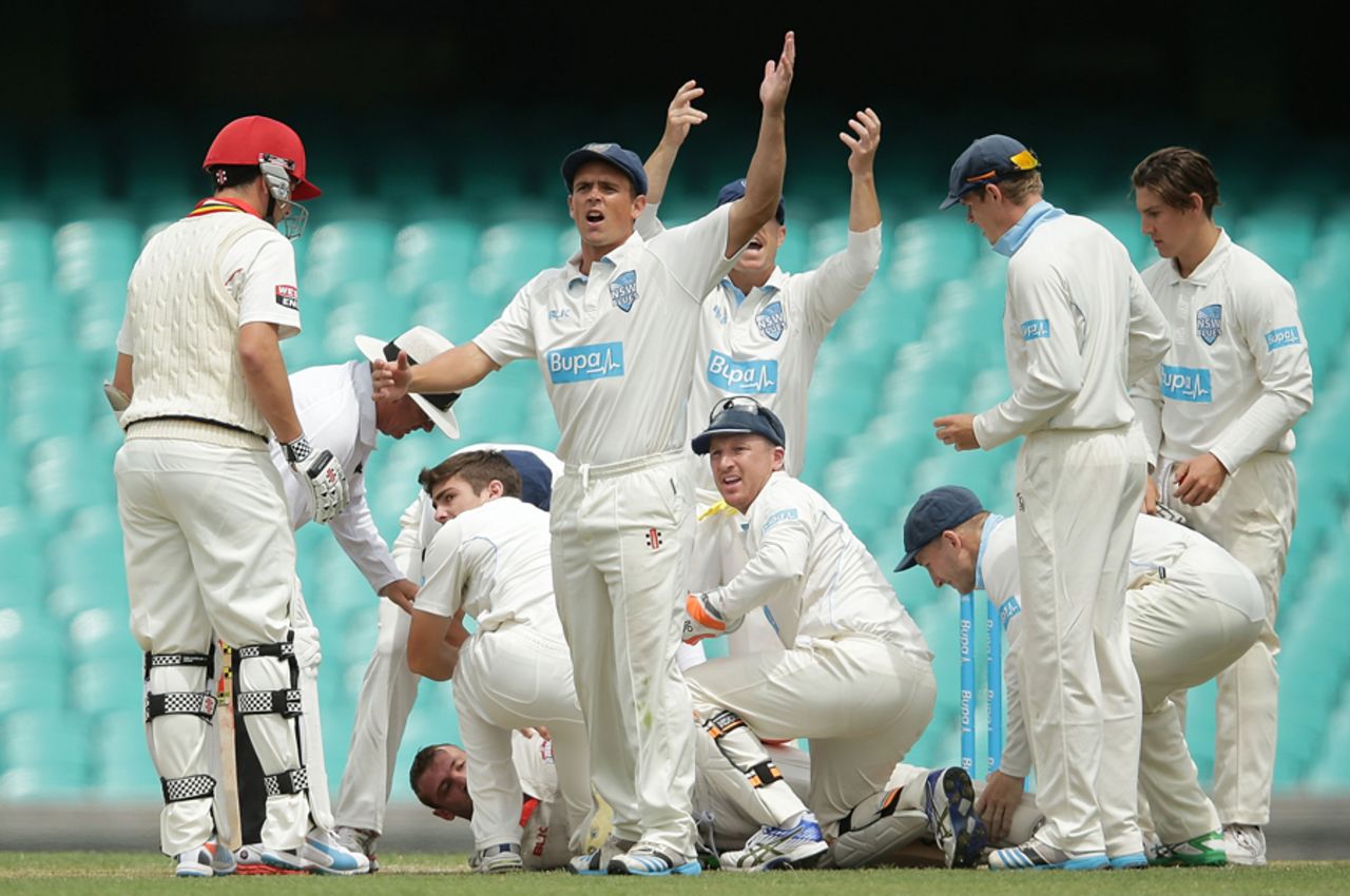 Calls for help go out after Phillip Hughes collapses, New South Wales v South Australia, Sheffield Shield, Sydney, 1st day, November 25, 2014