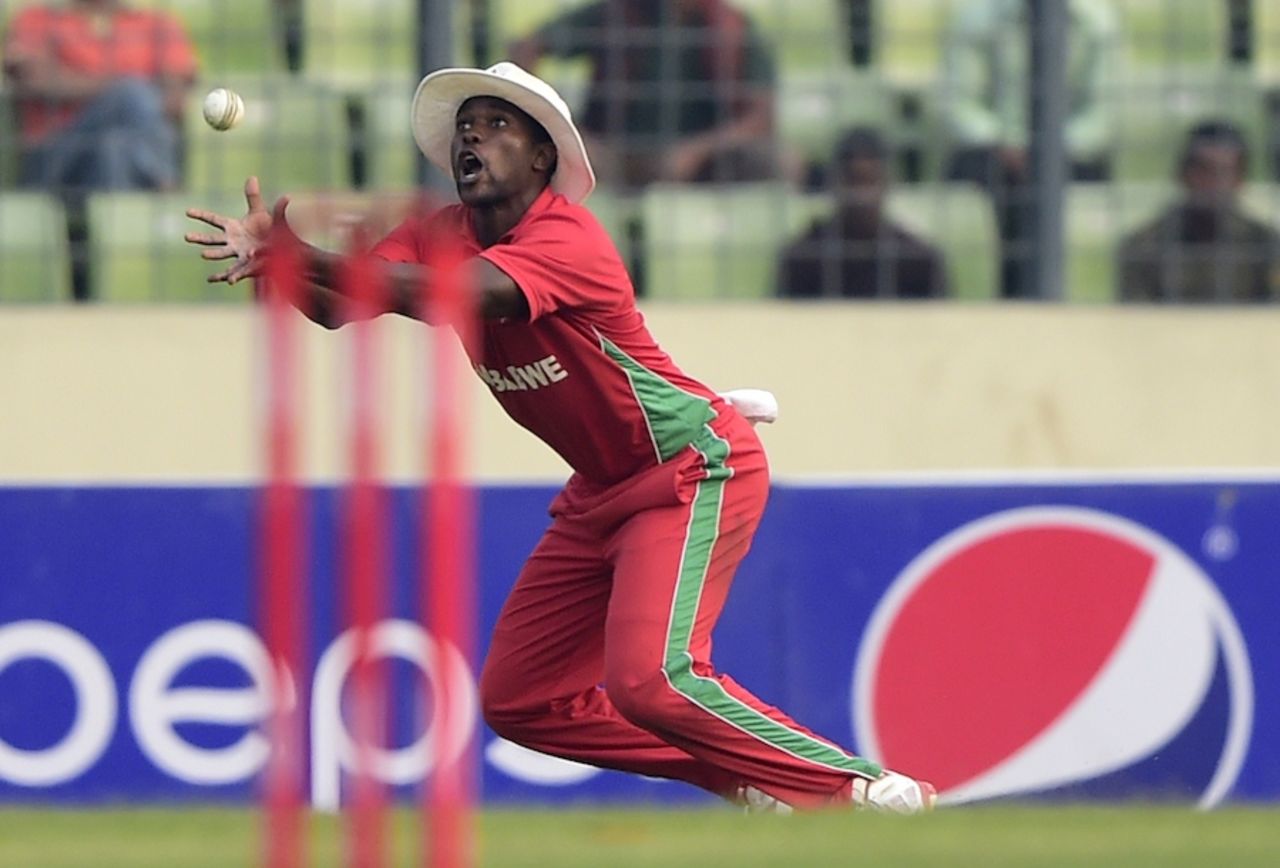 Elton Chigumbura took a catch to dismiss Shakib Al Hasan, Bangladesh v Zimbabwe, 3rd ODI, Mirpur, November 26, 2014