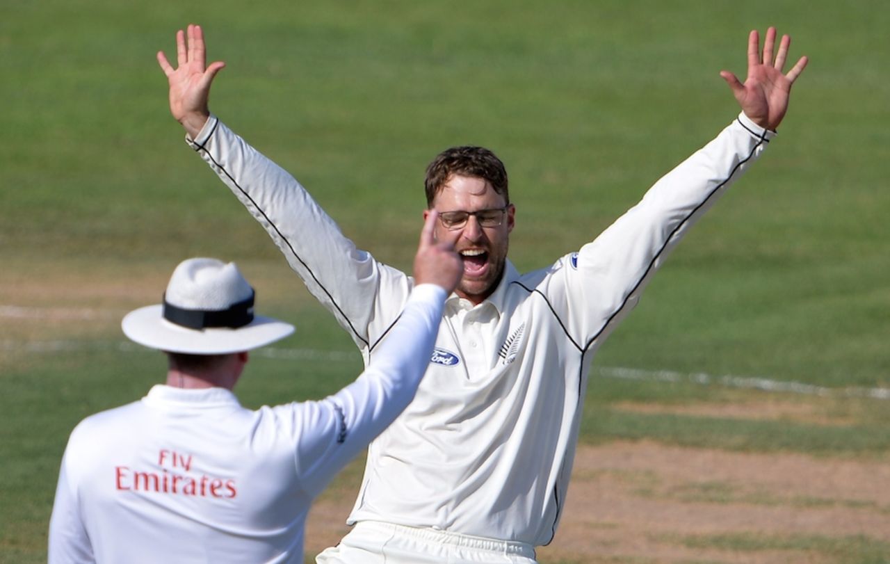 Daniel Vettori dismissed Younis Khan on his Test return, Pakistan v New Zealand, 3rd Test, Sharjah, 1st day, November 26, 2014
