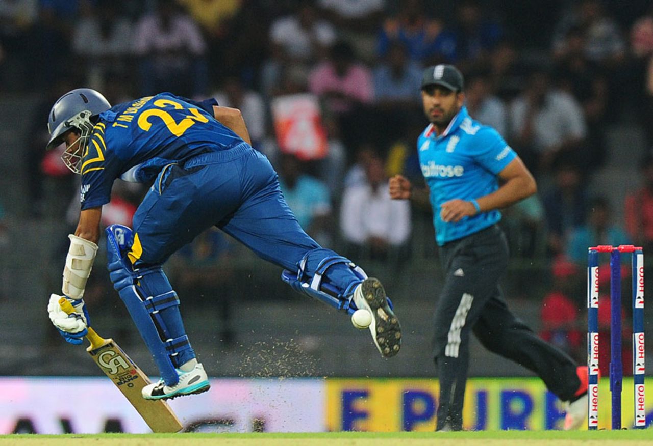 Tillakaratne Dilshan scampers for a single, Sri Lanka v England, 1st ODI, Colombo, November 26, 2014
