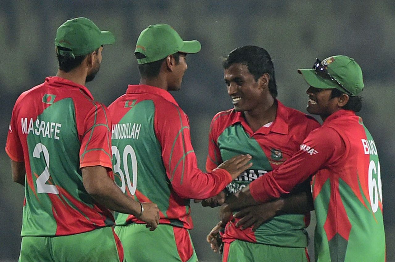 Rubel Hossain celebrates a wicket with team-mates, Bangladesh v Zimbabwe, 3rd ODI, Mirpur, November 26, 2014