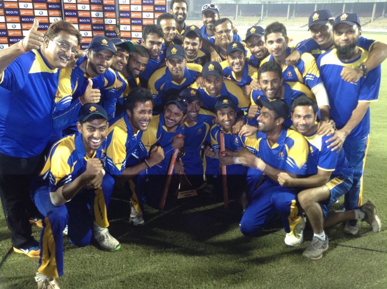 The victorious Karnataka team, Karnataka v Punjab, Vijay Hazare Trophy final, Ahmedabad, November 25, 2014