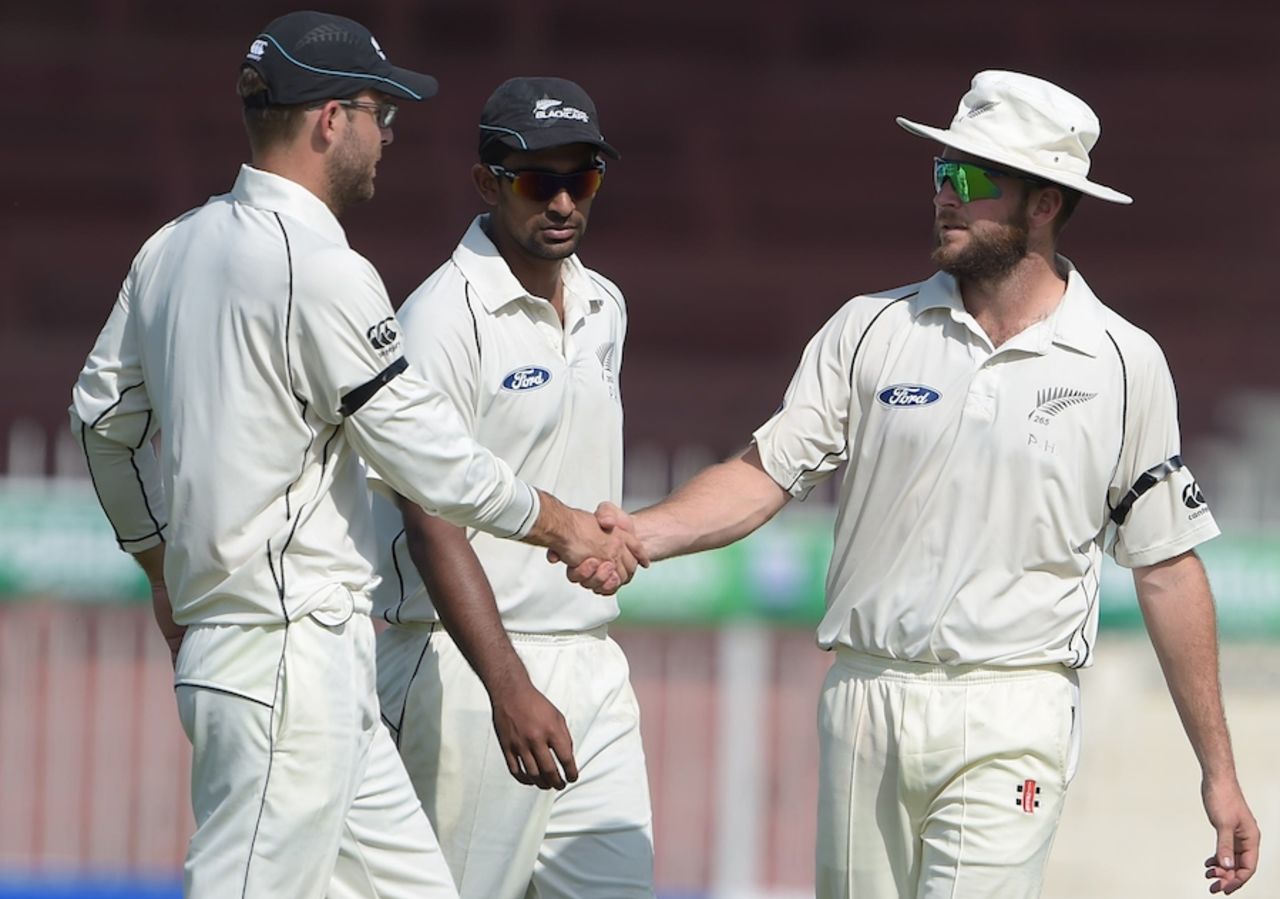 Daniel Vettori congratulates Mark Craig at the end of the innings, Pakistan v New Zealand, 3rd Test, Sharjah, 2nd day, November 28, 2014