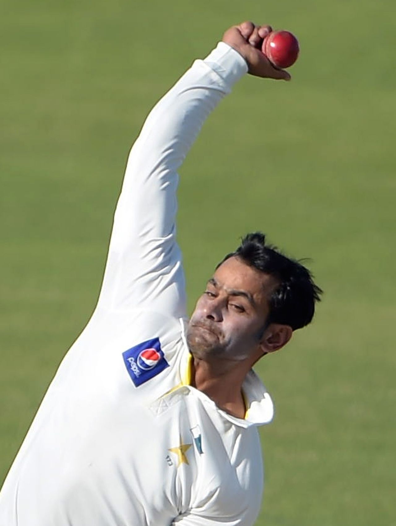 Mohammad Hafeez bowled 10 overs on the second day, Pakistan v New Zealand, 3rd Test, Sharjah, 2nd day, November 28, 2014