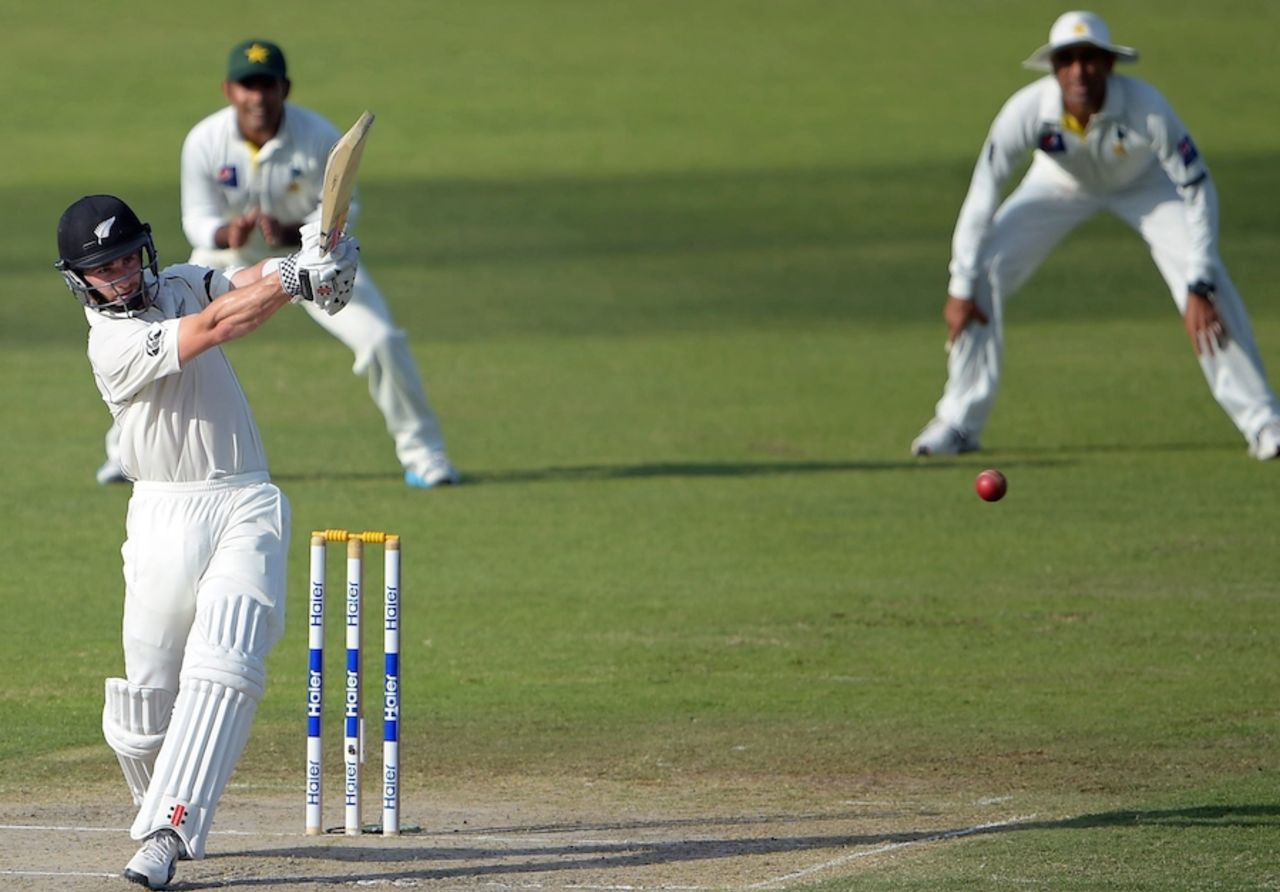 Kane Williamson pulls off the back foot, Pakistan v New Zealand, 3rd Test, Sharjah, 2nd day, November 28, 2014