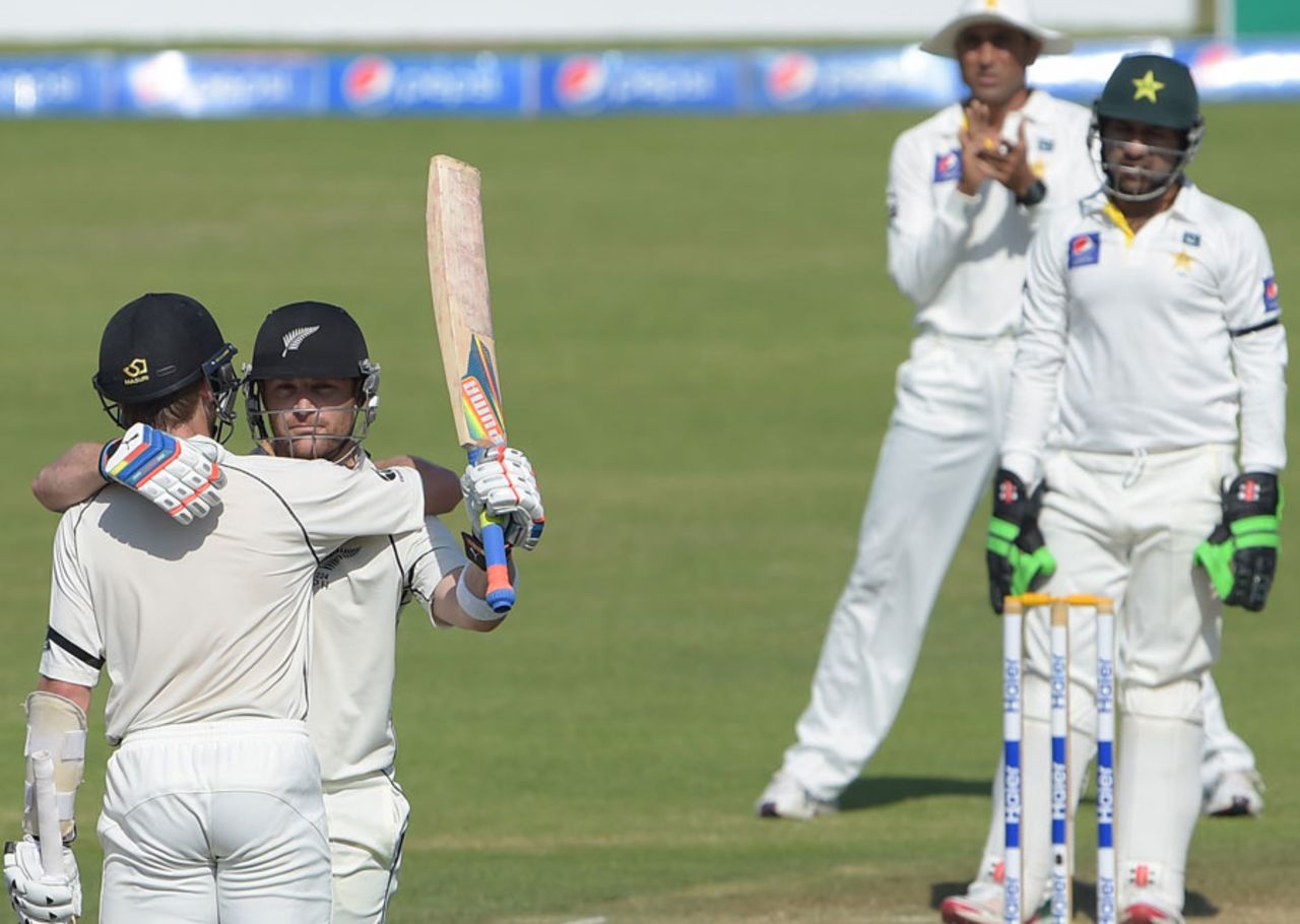 Younis Khan applauds Brendon McCullum's double-hundred, Pakistan v New Zealand, 3rd Test, Sharjah, 3rd day, November 29, 2014