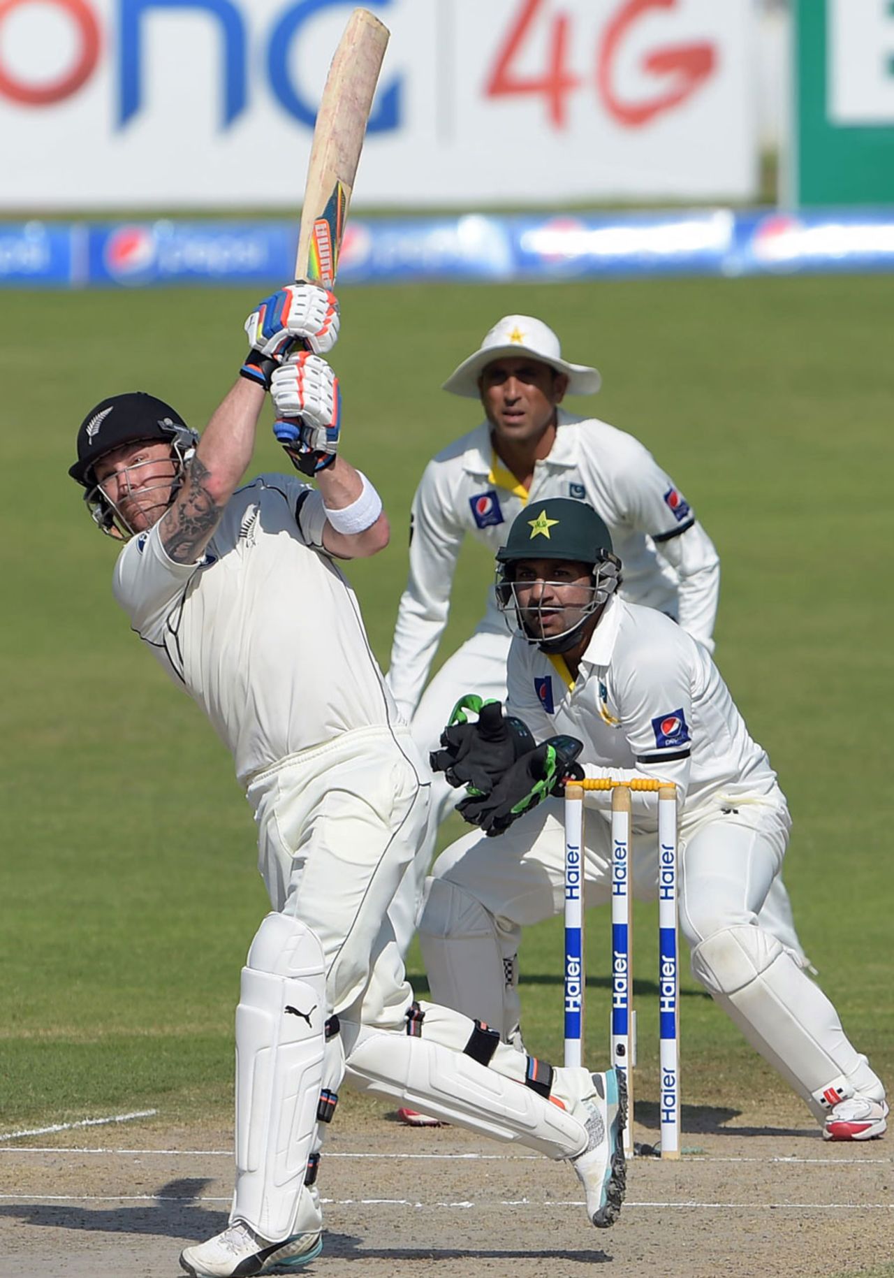 Brendon McCullum reached 200 with a six, Pakistan v New Zealand, 3rd Test, Sharjah, 3rd day, November 29, 2014