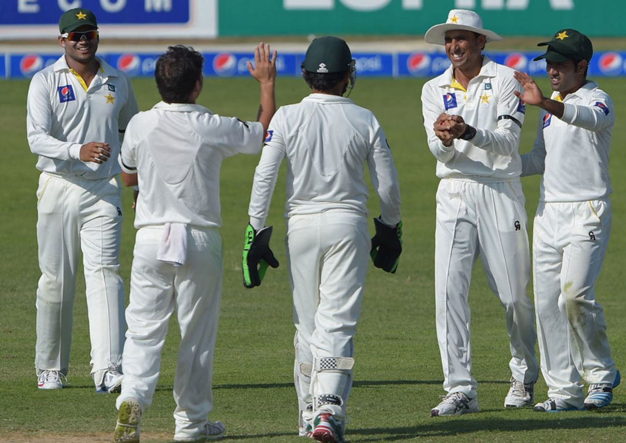 Pakistan celebrate the wicket of Ross Taylor, Pakistan v New Zealand, 3rd Test, Sharjah, 3rd day, November 29, 2014