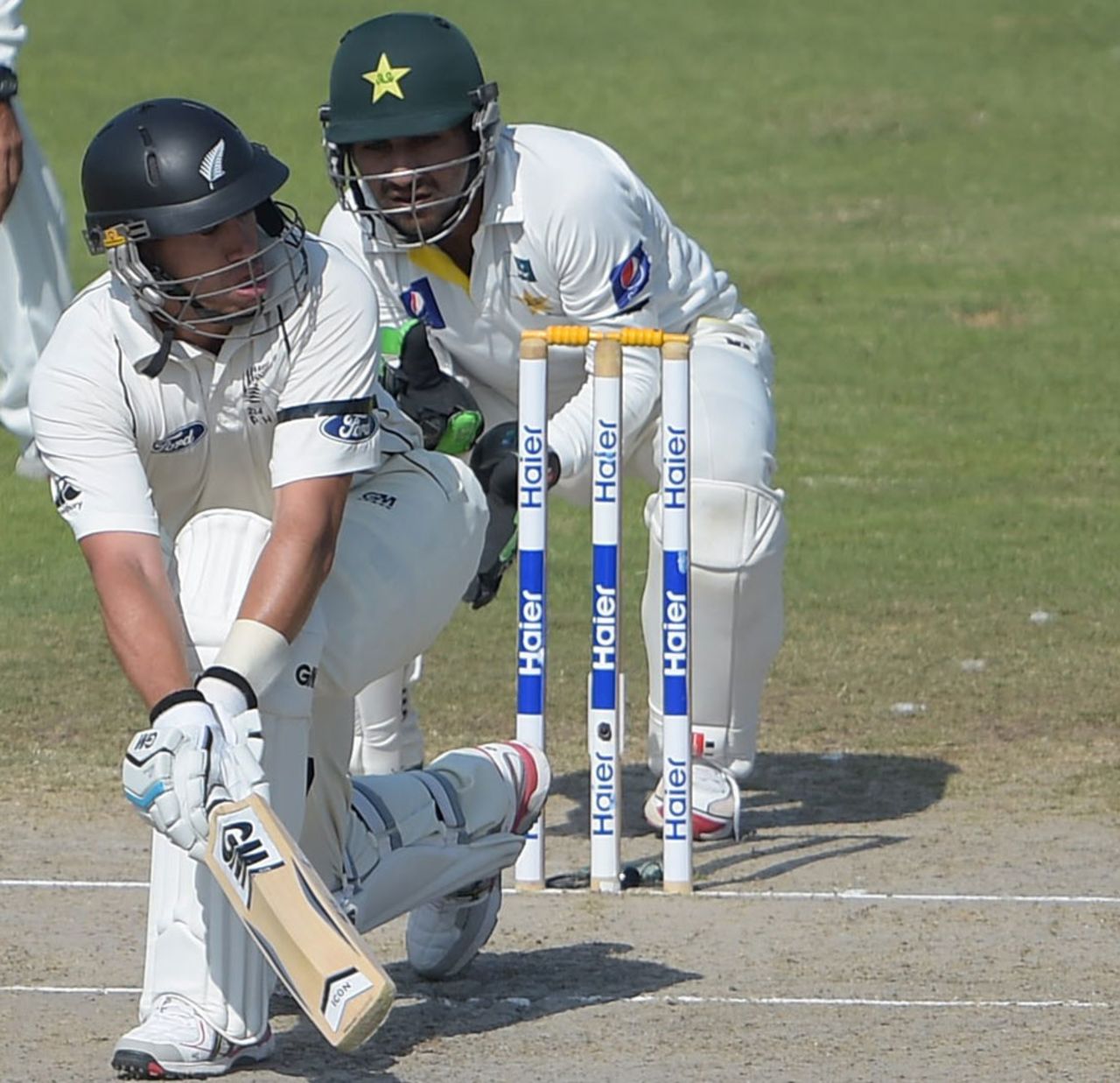 Ross Taylor sweeps during his 50, Pakistan v New Zealand, 3rd Test, Sharjah, 3rd day, November 29, 2014