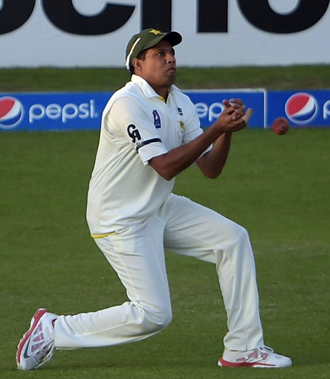 Zulfiqar Babar drops a catch, Pakistan v New Zealand, 3rd Test, Sharjah, 3rd day, November 29, 2014
