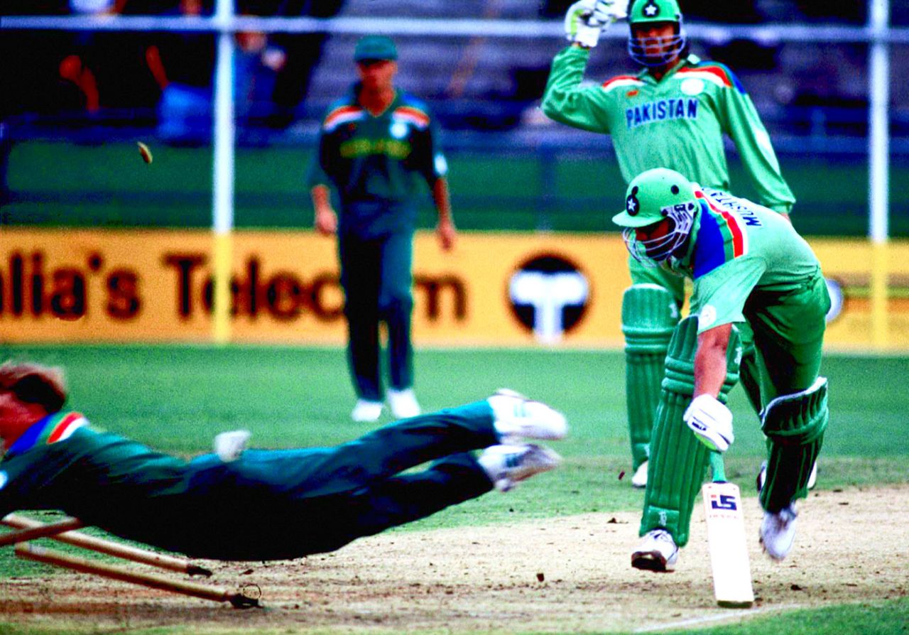 Jonty Rhodes dives at the stumps to run out Inzamam-ul-Haq, Pakistan v South Africa, 22nd match, Brisbane, March 8, 1992