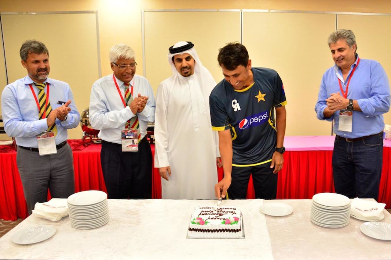 Younis Khan cuts a cake on his 37th birthday, Pakistan v New Zealand, 3rd Test, Sharjah, 3rd day, November 29, 2014